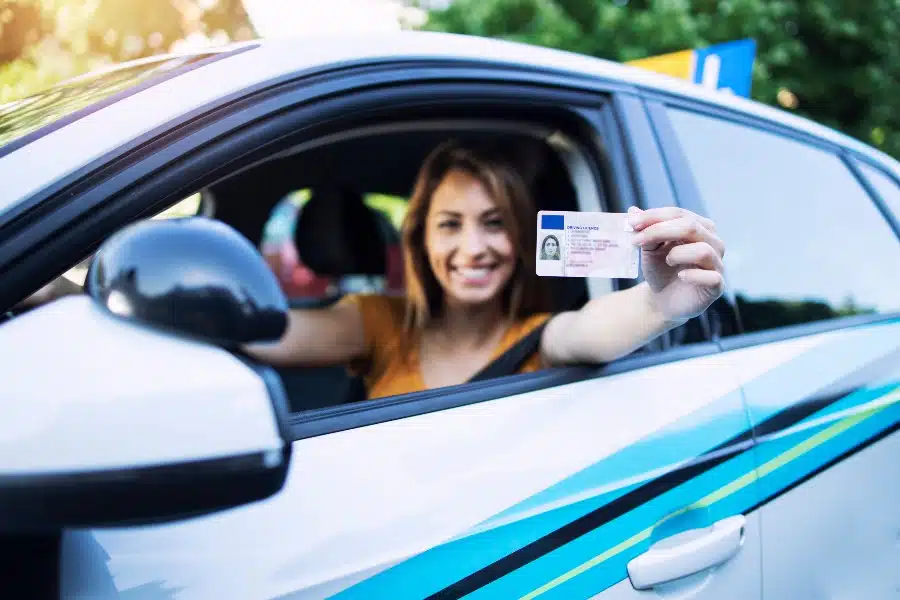 femme avec permis de conduire