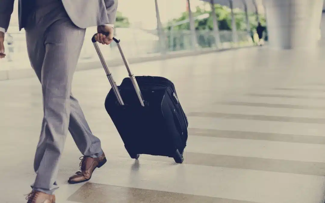 homme daffaires avec une valise a laeroport 1080x675 1